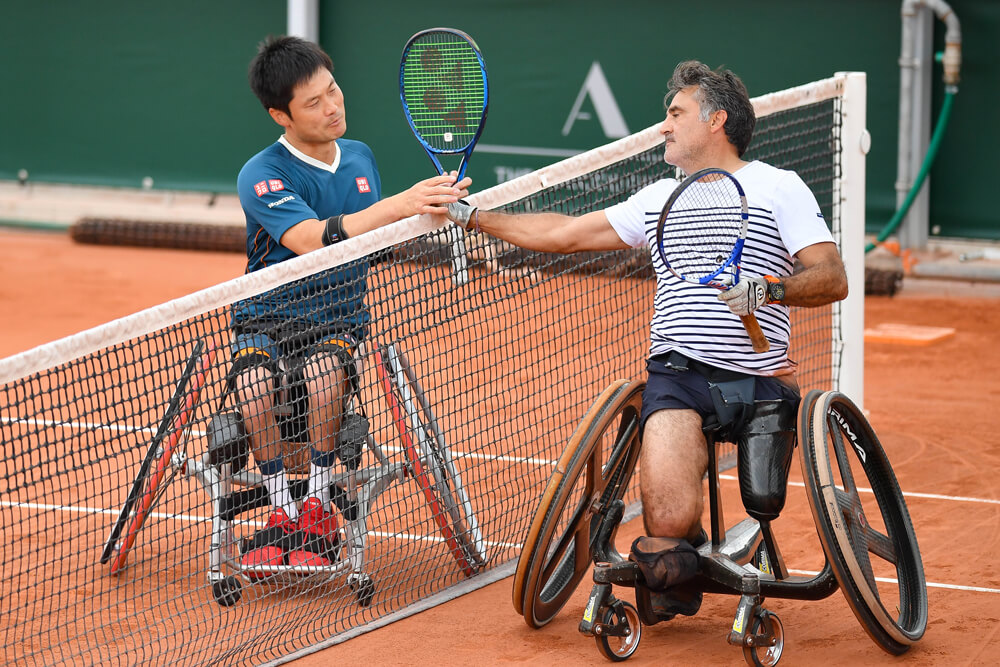 車いすテニス国枝慎吾選手：コートで対戦相手と握手する写真