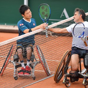 車いすテニス国枝慎吾選手：コートで対戦相手と握手する写真