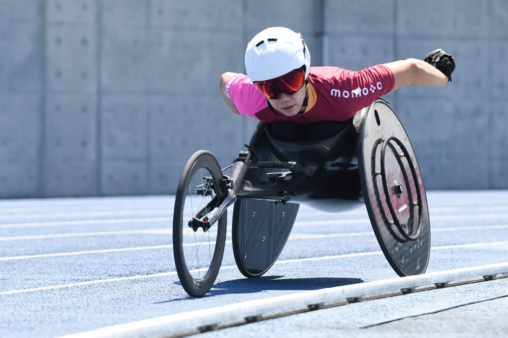 写真：競技場で走る車いすランナー喜納翼選手