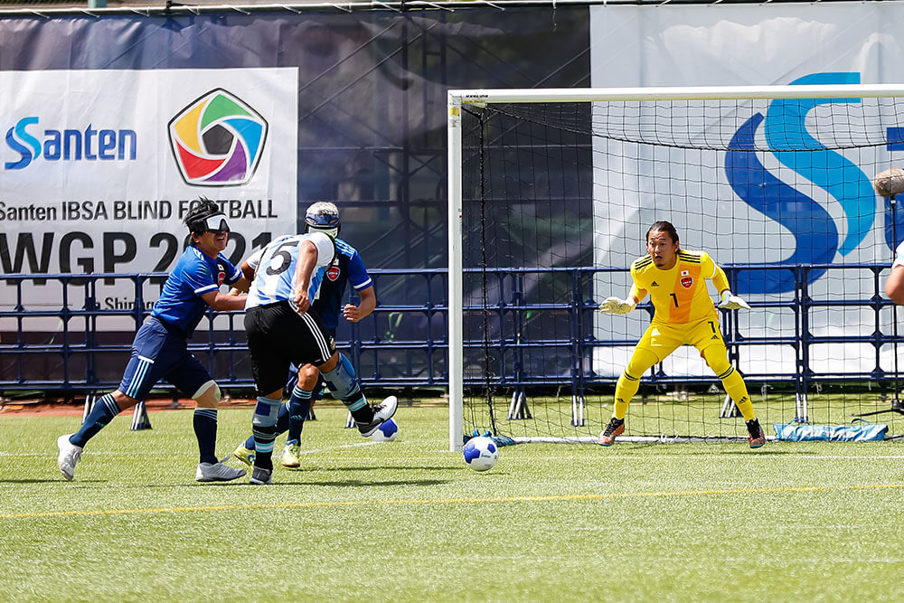 写真：「Santen IBSA ブラインドサッカーワールドグランプリ2021 in 品川」決勝で日本のゴール前でシュートするアルゼンチン選手