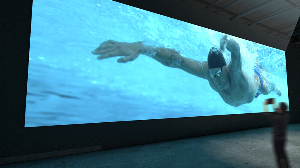 優雅に泳ぐ水泳ケレブ・ドレセル選手を堪能できる会場の超大型スクリーン