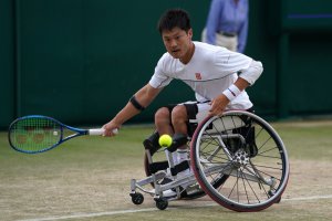 写真：芝のコートでボールに向かう国枝慎吾選手