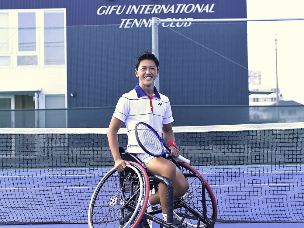 写真：テニスコート内で笑顔の小田凱人選手