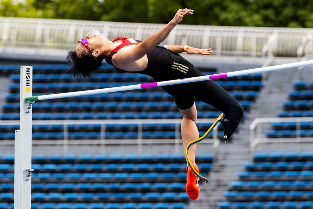 義足ハイジャンパー鈴木徹選手が背面から跳躍を決める写真