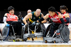 写真：車いすラグビー日本代表チーム右端が池崎選手、その左隣に池選手