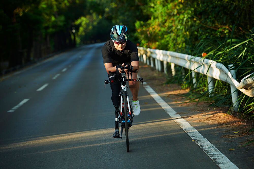 正面からの写真：自転車に乗ってトレーニングするパラトライアスロン谷_真海選手