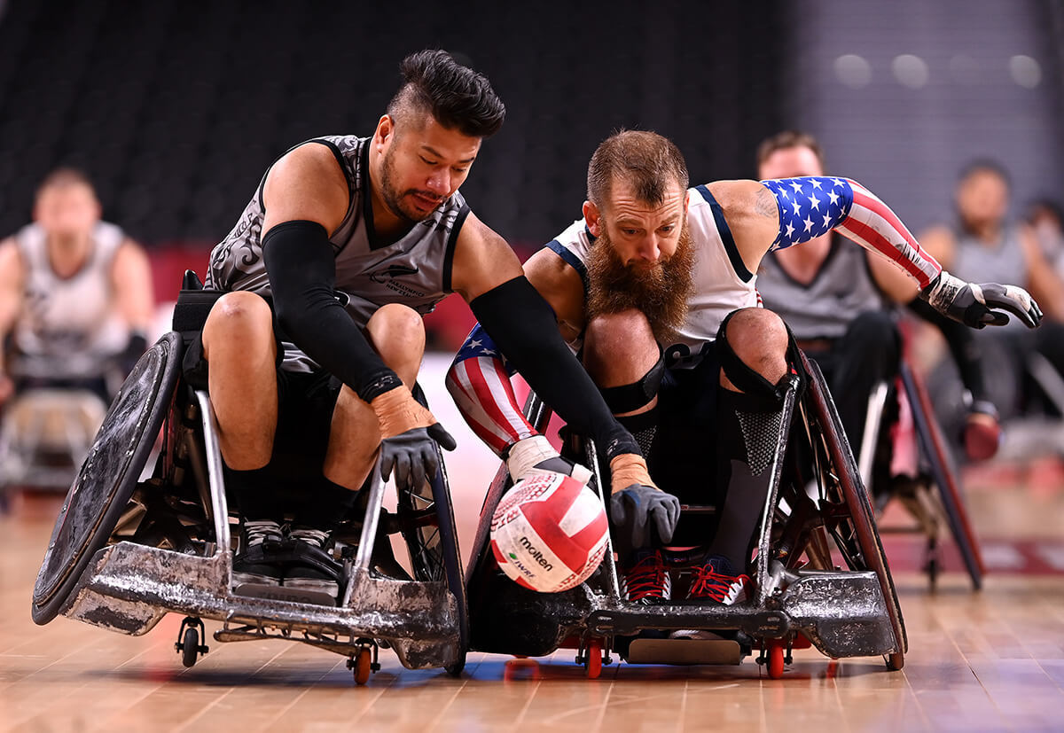 写真：車いすラグビー混合予選でボールを奪い合うニュージーランドのタイナフィ・レフォノ選手（左）とアメリカのチャールズ・メルトン選手