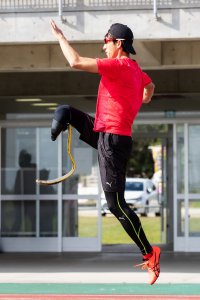 写真：競技場のトラックで跳躍するハイジャンパー鈴木徹選手
