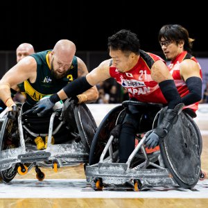 写真：車いすラグビー日本代表チーム右端が池崎選手、その左隣に池選手