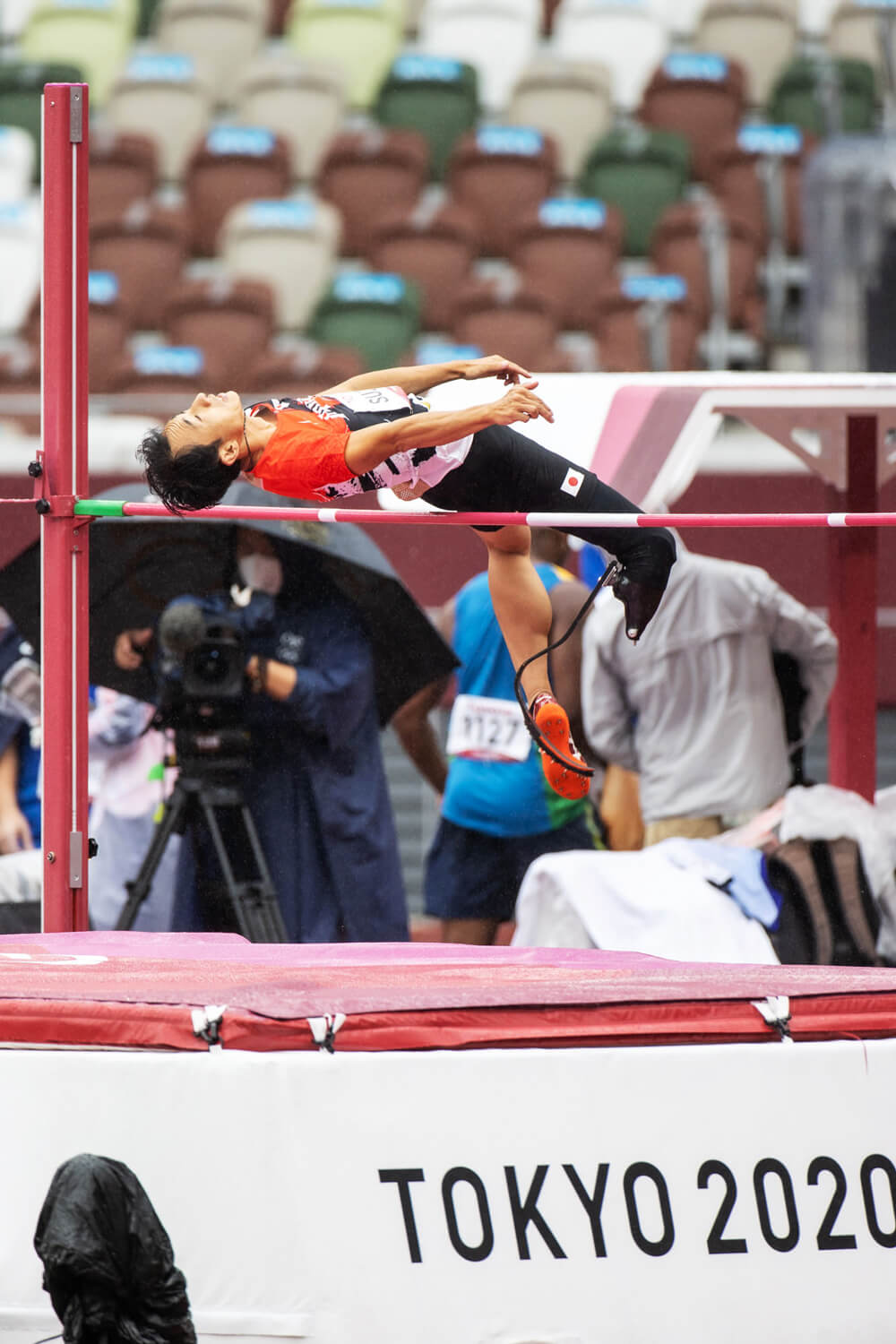 写真：国立競技場で跳躍し、バーを背を下に跳び越える義足ハイジャンパー鈴木徹選手