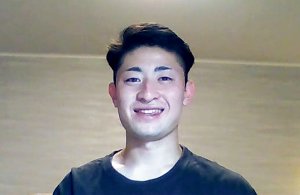 写真：Tシャツ姿で笑った素顔を見せるパラアルペンスキー高橋幸平選手