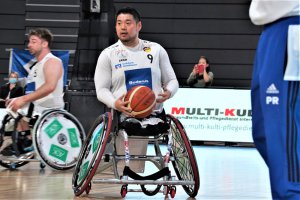写真：ボールを手に持つ香西宏昭選手
