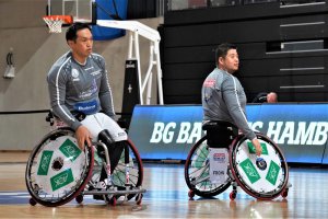 写真：試合会場にいる香西宏昭選手と藤本怜央選手