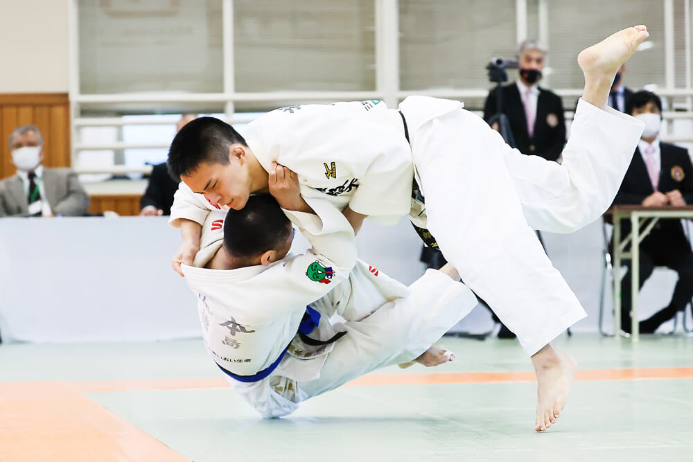 写真：視覚障害者柔道・瀬戸勇次郎選手が対戦相手の選手を床に投げ倒す瞬間