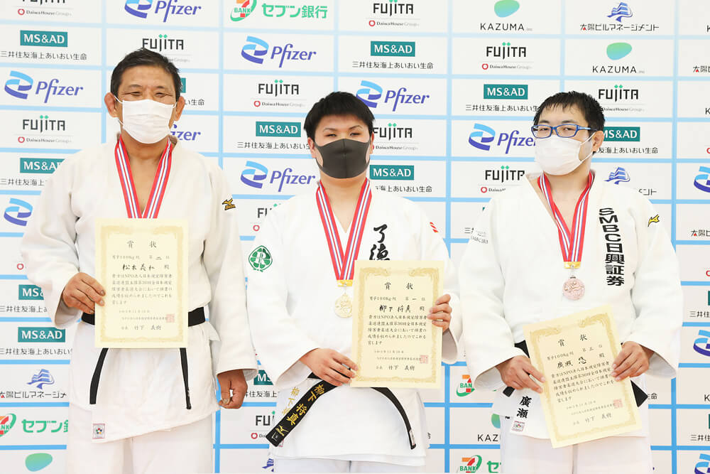 写真：メダルをかけ表彰状を持つ視覚障害者柔道の3選手・真ん中に立つ1位柳下将真選手、向かって左に立つ2位の松本義和選手、右に立つ3位の廣瀬悠選手