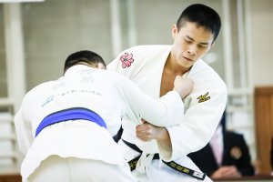 写真：対戦相手と組む、視覚障害者柔道・瀬戸勇次郎選手
