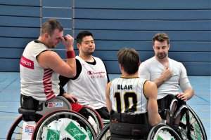 写真：外国人選手たちと談笑する香西宏昭選手