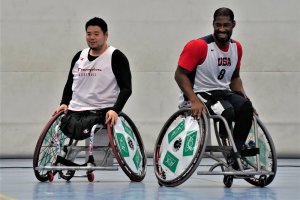 写真：外国人選手と香西宏昭選手