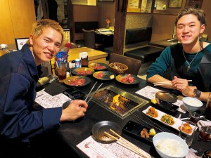 写真：親友の古澤拓也選手と焼き肉を楽しむ、車いすバスケットボール鳥海連志選手