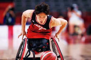 写真：試合中の車いすバスケットボール鳥海連志選手