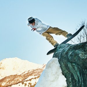 サムネイル写真：岩の上から急斜面を滑降するパラスノーボード／岡本圭司選手