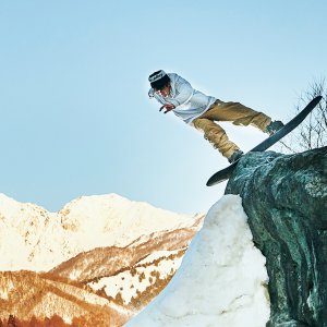 サムネイル写真：岩の上から急斜面を滑降するパラスノーボード／岡本圭司選手