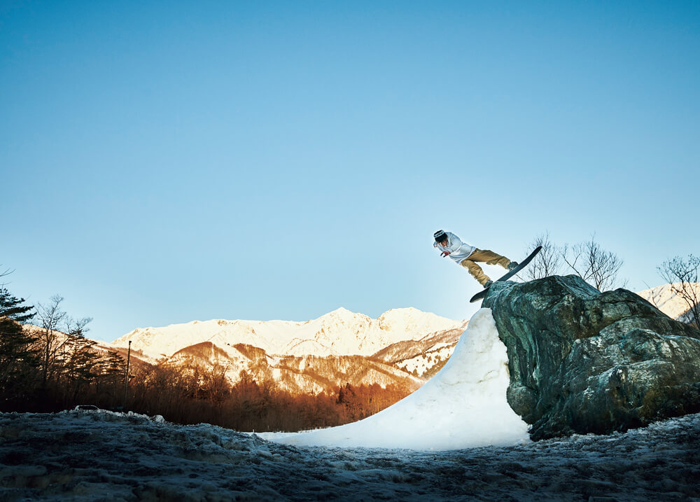 写真：岩の上から急斜面を滑降するパラスノーボード／岡本圭司選手