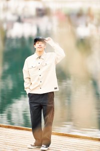 写真：普段着のパラスノーボード／岡本圭司選手