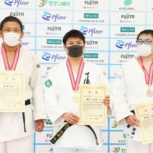 正方形の写真：メダルをかけ表彰状を持つ視覚障害者柔道の3選手・真ん中に立つ1位柳下将真選手、向かって左に立つ2位の松本義和選手、右に立つ3位の廣瀬悠選手