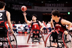 写真：東京2020パラリンピック車いすバスケットボール日本代表・川原凜選手がボールをパスする様子