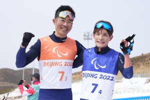 写真：クロスカントリースキーオープンリレー日本チーム（新田選手と川除選手が肩を組む様子）