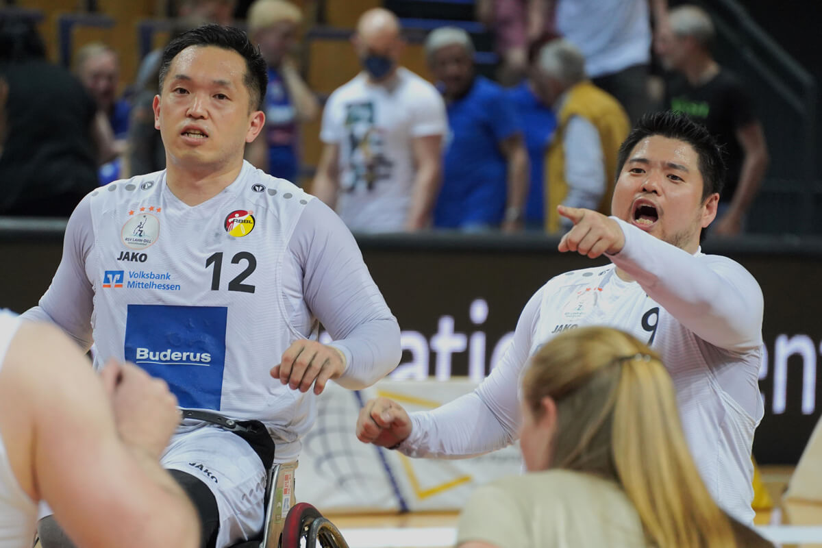 写真：試合中の藤本怜央選手と、左手で前方向を指さす香西宏昭選手