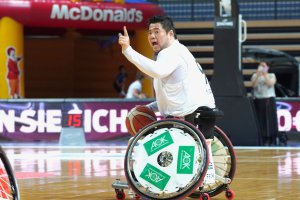 写真：試合中に左手の人差し指を立てながら、声を出す香西宏昭選手