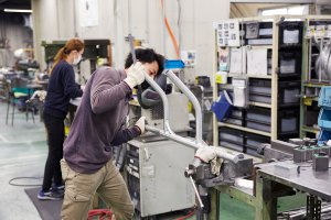 写真：車いすの骨組みを製作する様子