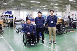 写真：松永製作所の工場内の社員のみなさん