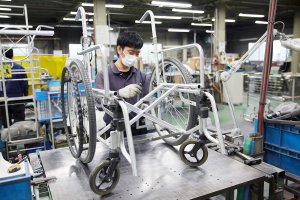 写真：骨組みと車輪の接合したあと、L字型の定規で計測する様子