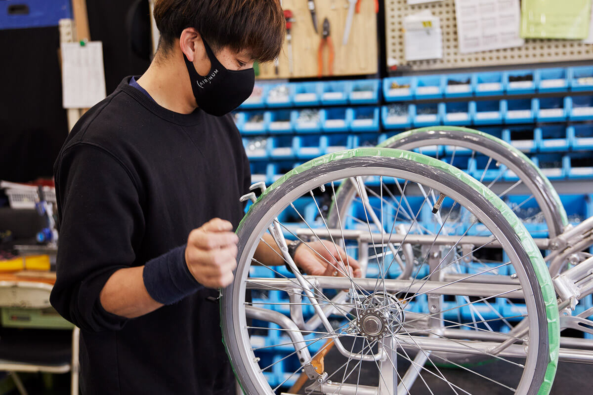 写真：車輪部分の作業の様子