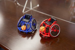 写真：車いすとバスケットボールがセットになったフィギュア・青と赤1台ずつ