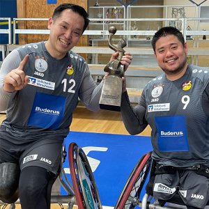 サムネイル用写真：トロフィーを二人で持ち、笑顔の藤本怜央選手と香西宏昭選手