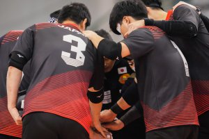 試合前に円陣を組み、気合を入れるゴールボール日本代表オリオンJAPAN男子